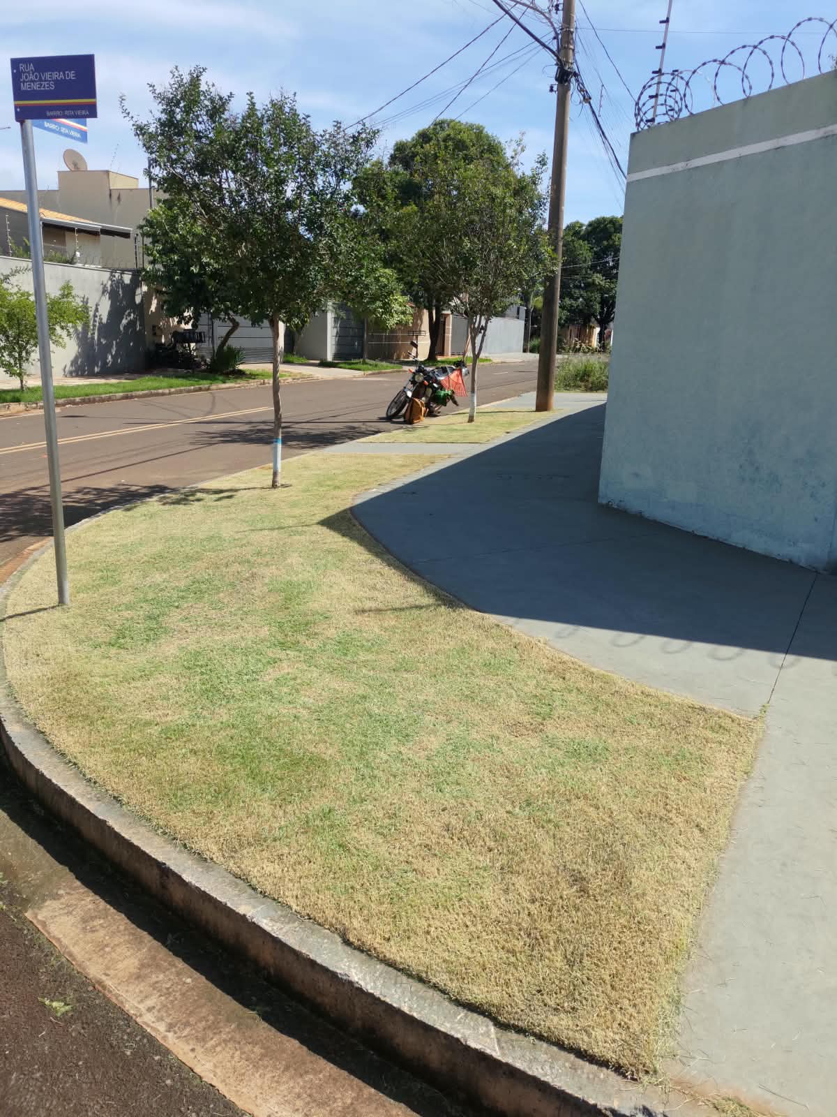 Jardim em esquina residencial no Bairro Rita Vieira em Campo Grande